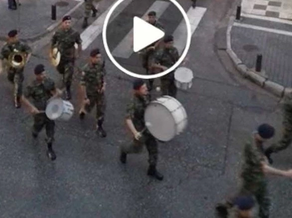 Η στρατιωτική μπάντα περνά από το κέντρο της Κοζάνης (βίντεο)